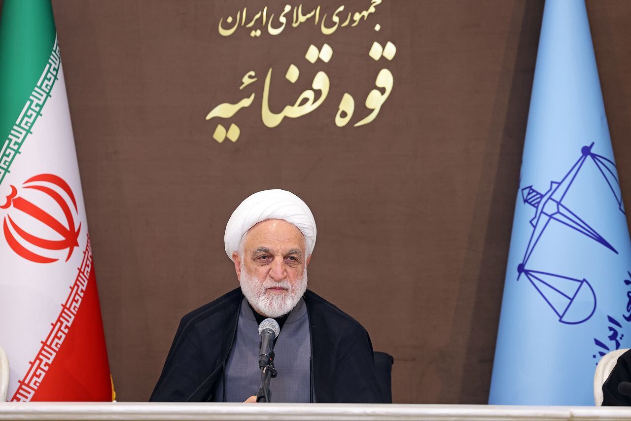 اژه‌ای خطاب به متهم تراستی: منت سر کسی نگذارید؛ بسیاری از افراد بودند که همین کار شما را با نرخ کمتر انجام می‌دادند/ در یک فقره ۱۰۰ میلیون دلار از ناحیه یک بانک تخصیص یافت و برای چند ماه در حساب شما ماند