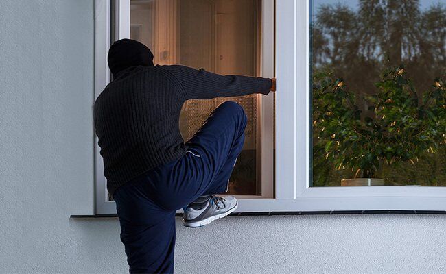 اعتراف 2 سارق حرفه‌ای منزل به 800 میلیون تومان سرقت