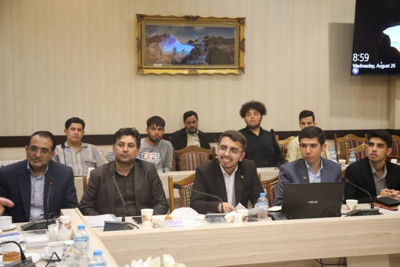نشست الیاس حضرتی با جوانان۳