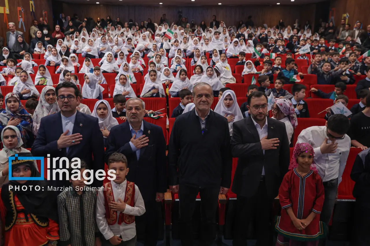 عکس یادگاری پزشکیان با کودکان (2)