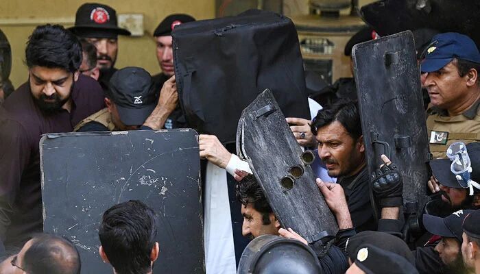 عمران‌خان با «سپر» و «کلاهخود ضدگلوله» به دادگاه رفت
