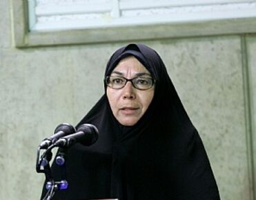 ببینید | علت چادر سر کردن پروانه‌ معصومی در دیدار با رهبر انقلاب