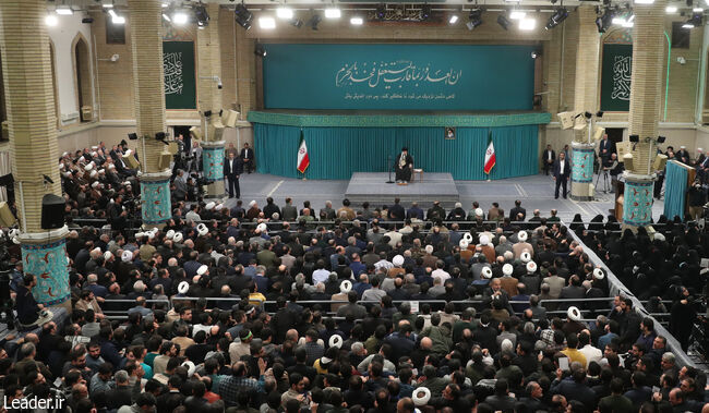 رهبر انقلاب: مردم مشکلاتی دارند، توقعات به حقی نیز دارند اما اینها مانع نمی‌شود از اینکه از انقلابشان دفاع کنند/ تهدیدات نرم‌افزاری دشمن برای دستکاری افکار عمومی و ایجاد اختلاف و تردید، تاکنون بی‌اثر بوده 