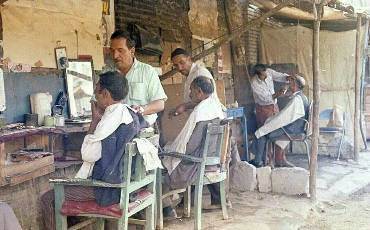 عکس زیرخاکی از بساط سلمانی‌های میدان شوش؛ عواقب ناخوشایند اصلاح با چای دارچینی