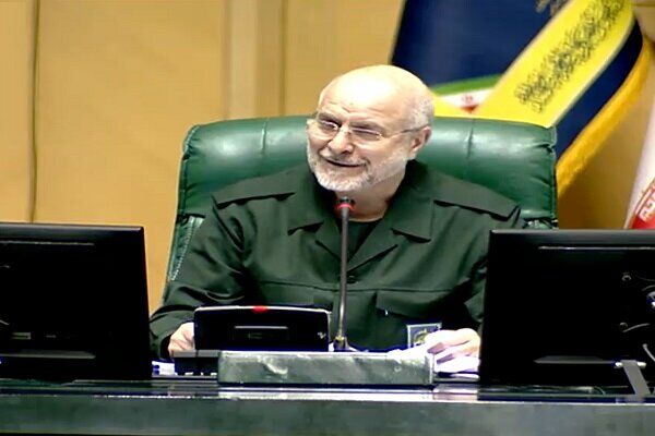 اعتماد گزارش داد: ارسال انبوهی از پیامک‌ها به نمایندگان علیه قالیباف در شب قبل از انتخابات هیات‌ رئیسه مجلس