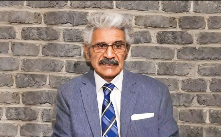 نویسنده اگر هر روز به دنیا نیاید مرده است