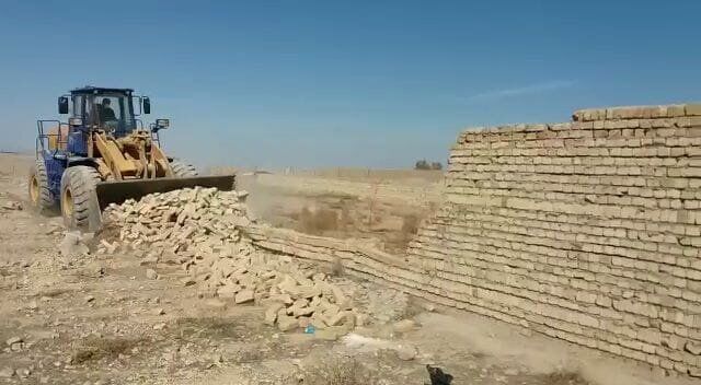 تصویر | شهرداری گلپایگان دیوار دوره هخامنشی را تخریب کرد