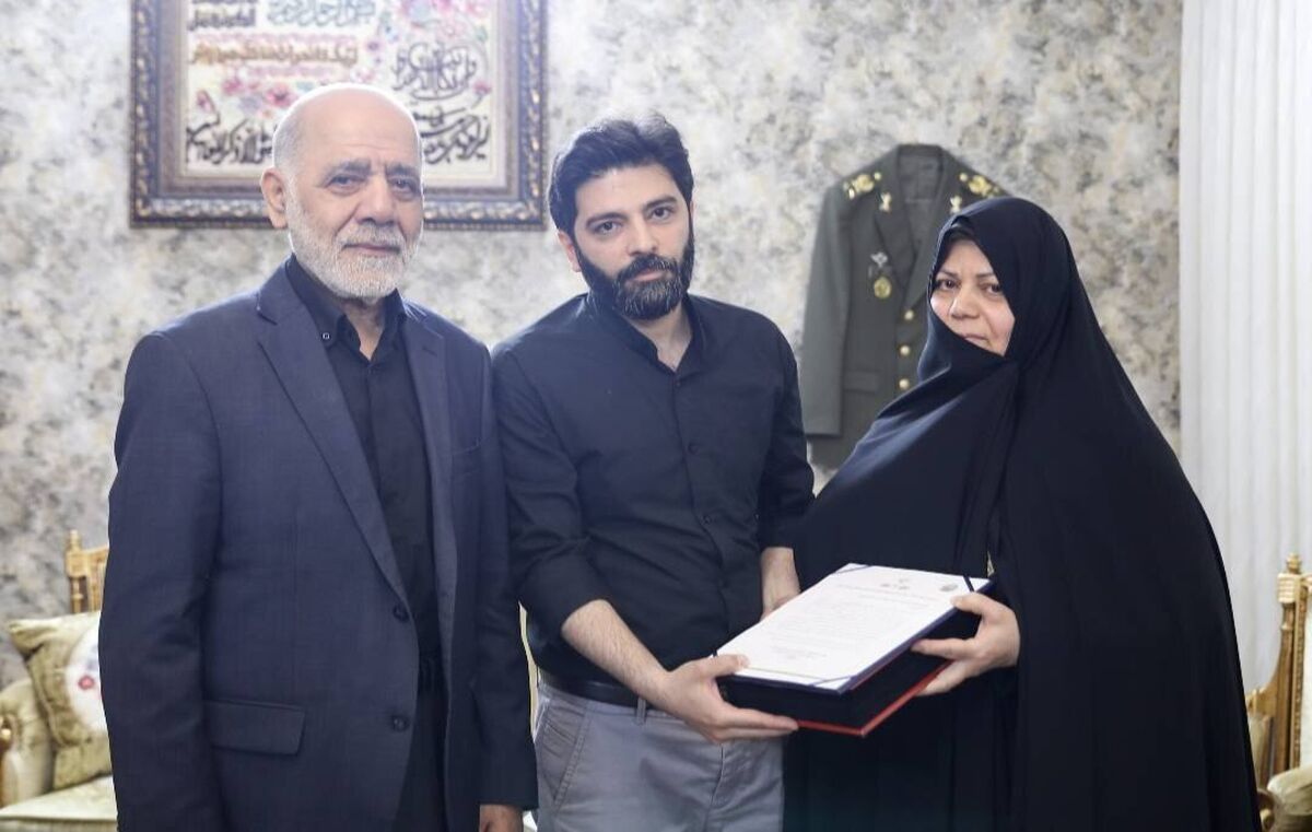 ابلاغ سلام رهبر انقلاب به خانواده سپهبد شهید موسوی توسط فرمانده قرارگاه مرکزی خاتم‌الانبیا