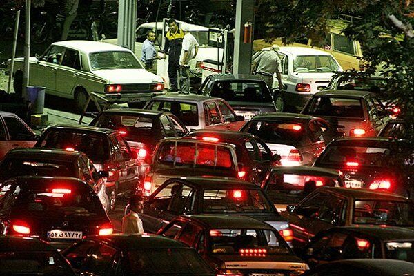 صف‌های طولانی پمپ‌بنزین‌ها کوتاه نمی‌شود؛ دولت تکذیب کرد، مردم اعتماد نکردند!