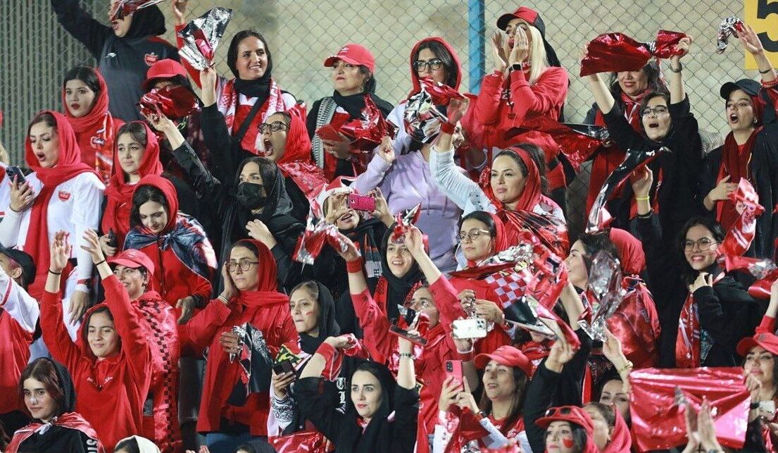 اخراج دختر پرسپولیسی از ورزشگاه توسط یک لیدر/ فیلم برداری از خبرنگاران برای ارعاب؟