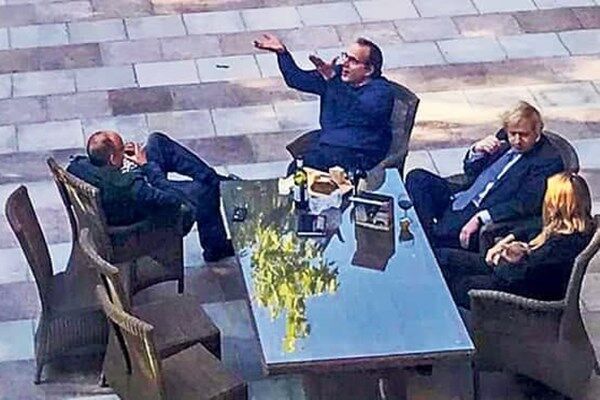 مقاومت جانسون در برابر درخواست ها برای کناره گیری بعد از انتشار گزارش "پارتی گیت"