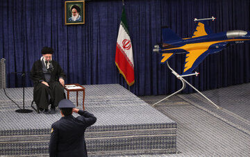 تصویری از جنگنده «صاعقه» و پهپاد «کمان» در محل سخنرانی رهبر انقلاب + عکس