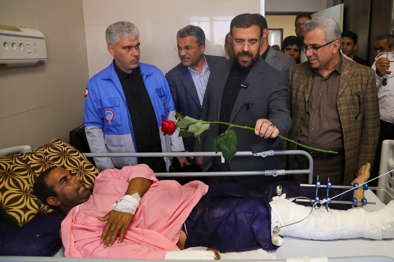 استاندار فارس: با مقصران حادثه واژگونی اتوبوس برخورد می‌شود