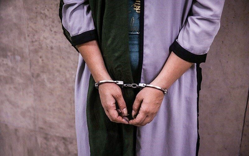 زن جوان در جمع 3 مرد خلافکار