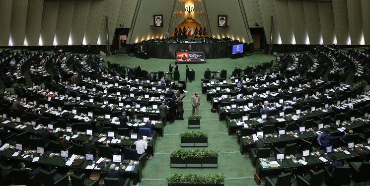 تصاویری جالب از خوش‌وبش نمایندگان در مجلس؛ از حرکات کششی تا سوغاتی دادن نمایندگان به یکدیگر!