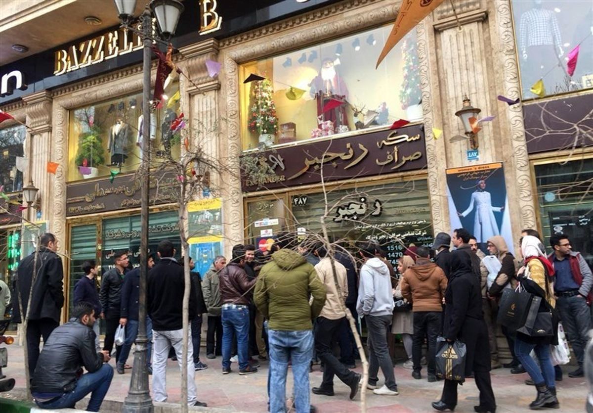دولت برای سامان دادن بازار ارز همزمان رفع تحریمها و سیاست داخلی را پیگیری کند