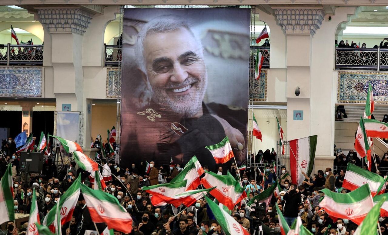 جانمازی که برای سردار سلیمانی در نماز عید فطر پهن شد+ عکس