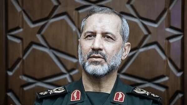 تصویری از حضور سردار سید مجید موسوی، فرمانده نیروی هوافضای سپاه در مراسم بدرقه پیکر رهبر شهید انقلاب