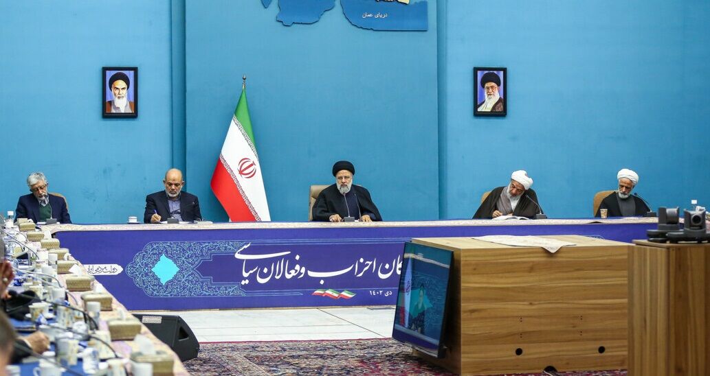 پدر یکی از کشته‌شده‌های کهریزک به دیدار رئیسی رفت+عکس