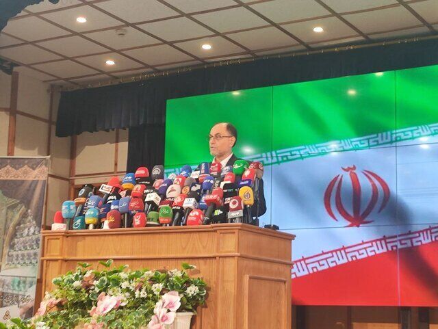 تصویری خاص از وحید حقانیان در هنگام قطع برق ستاد انتخابات + عکس
