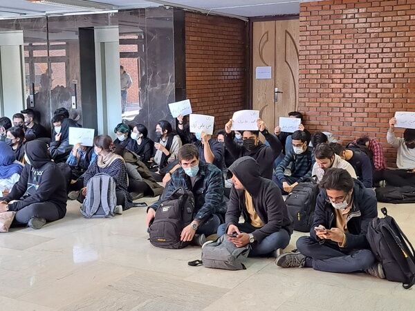 نشستن روی زمین؛ حرکت نمادین دانشجویان دانشگاه شریف برای آزادی هم‌دانشگاهی‌هایشان
