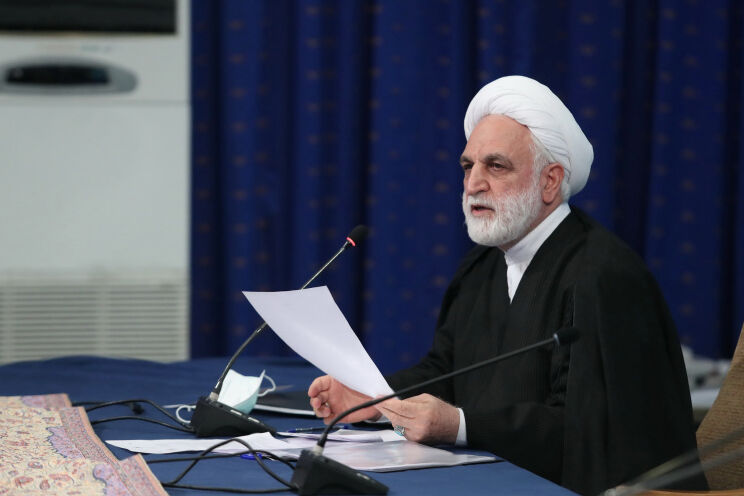 دروغ گناهی بزرگ‌تر و نابخشودنی‌تر است یا بی‌حجابی/ آیا دستگاه قضا همانقدر که بر تخلف رسانه‌ها حساسیت نشان می‌دهد بر عملکرد وزیر کشور نیز حساس است؟