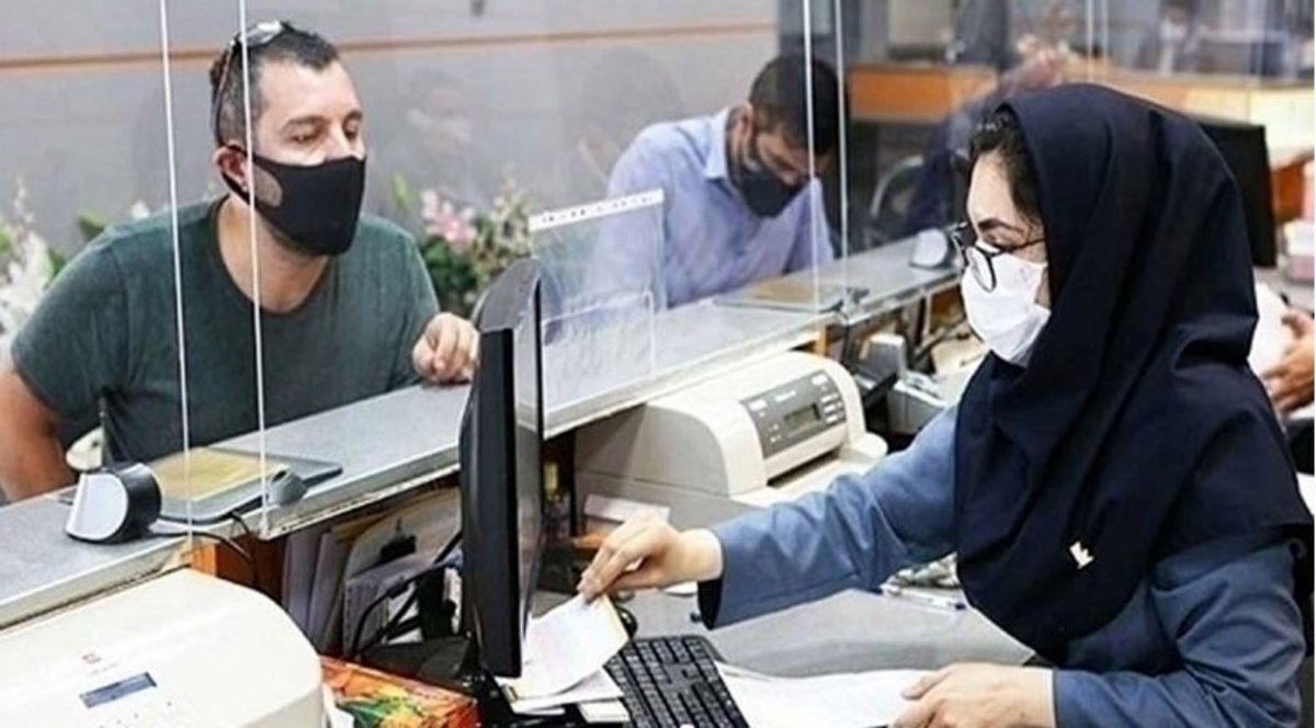 مردم عادی برای دریافت وام خرد باید «هفت خان رستم» را رد کنند اما نورچشمی‌ها وام کلان می‌گیرند و یک لیوان آب رویش!