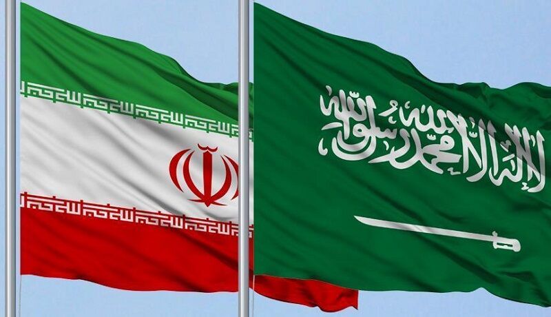 پایین آمدن تابلوی شهید آیت‌الله نمر، از خیابان محل کنسولگری عربستان در مشهد + عکس