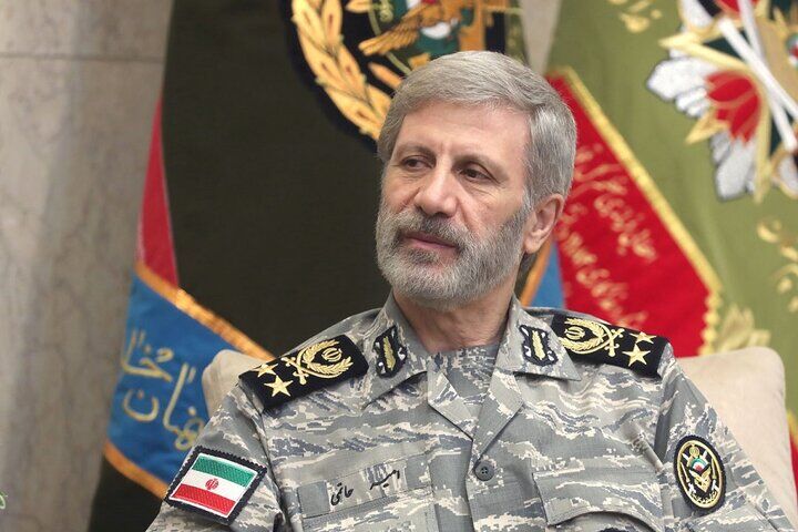فرمانده کل ارتش: می‌گویند نیروی هوایی ایران را از بین برده‌اند؛ مهمان دیروز با اسکورت جنگنده‌های ایرانی وارد شد / با دو برابر هواپیماهایشان که می‌خواستند برای اسکورت بیاورند مهمان‌ را اسکورت کردیم