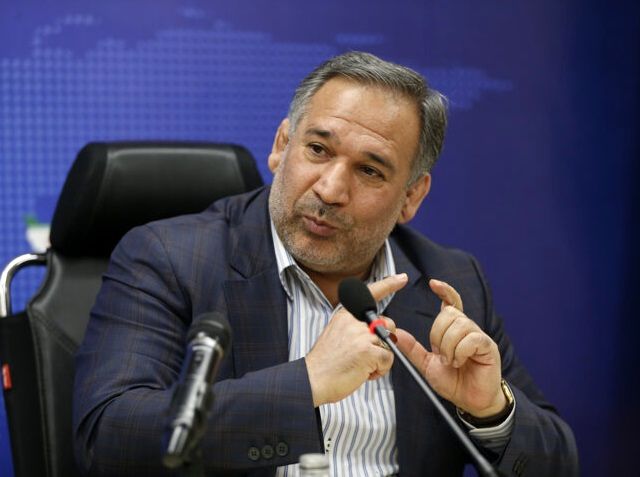 وزیر احمدی‌نژاد: مخالفان، فقر را درک نمی‌کنند/ یارانه نقدی می‌تواند حداقل ۵۰ درصد افزایش یابد/ در بحث گرانی بنزین، روحانی مدل غافلگیری و اغفال افکار عمومی را انتخاب کرد