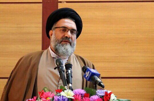 4 تا آدم فریب خورده فکر می‌کنند می‌توانند پایه‌های انقلاب را سست کنند