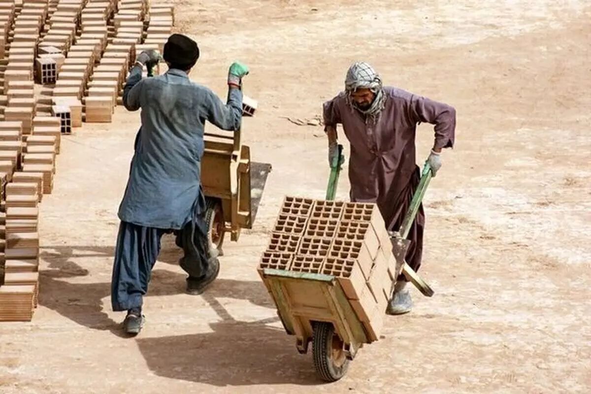 کارشناس بازار کار: دستمزد پایین و نبود بیمه، مزیت رقابتی اتباع خارجی در بازار کار