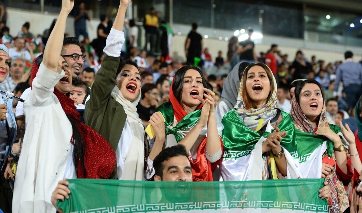 پس از ۲ سال دوری؛‌ هواداران زن و مرد به "آزادی" می‌رسند؟