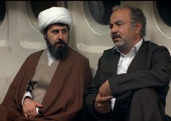 این بازیگر از پوشیدن لباس روحانیت منع شد