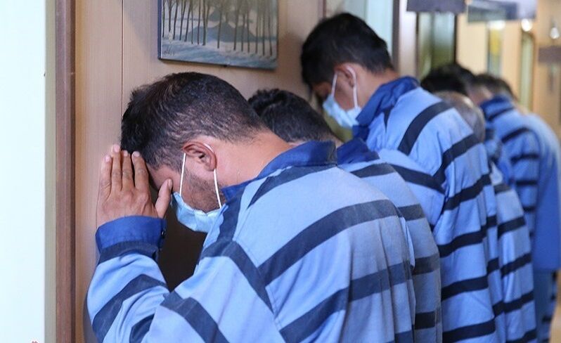  آژیر و دوربین‌ها را از کار انداختیم/دوربین‌های مداربسته را هم با خودمان بردیم / پس از سرقت، وسایل را تقسیم کردیم؛ مقداری را فروختیم و مقداری را از کشور خارج کردیم /طلاها را داخل فویل پیچیده بودیم تا دستگاه‌های ایکس ری نتواند شناسایی‌ کند