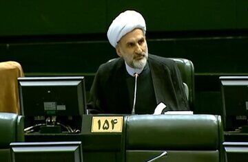 واکنش یک نماینده روحانی مجلس به ماجرای درمانگاه قم؛ آن بنده خدا در حال بازی با گوشی است و سوء‌تفاهمی پیش آمده بود، می‌خواهند مذهبیون و روحانیت را بکوبند