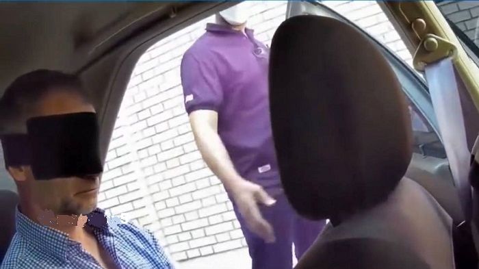 انتقال معاون سفیر انگلیس با چشمان بسته + عکس