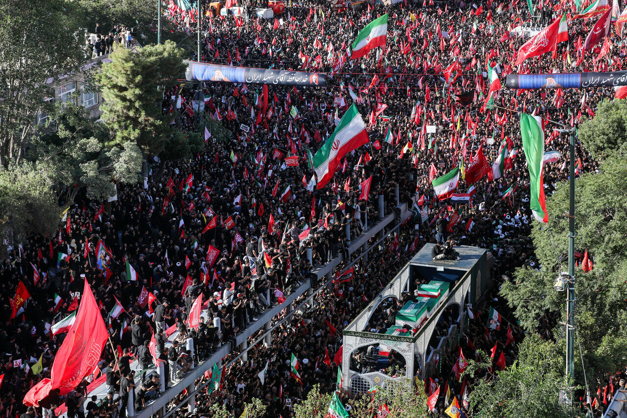 انتقال پیکر رهبر شهید به حرم مطهر رضوی با بالگرد
