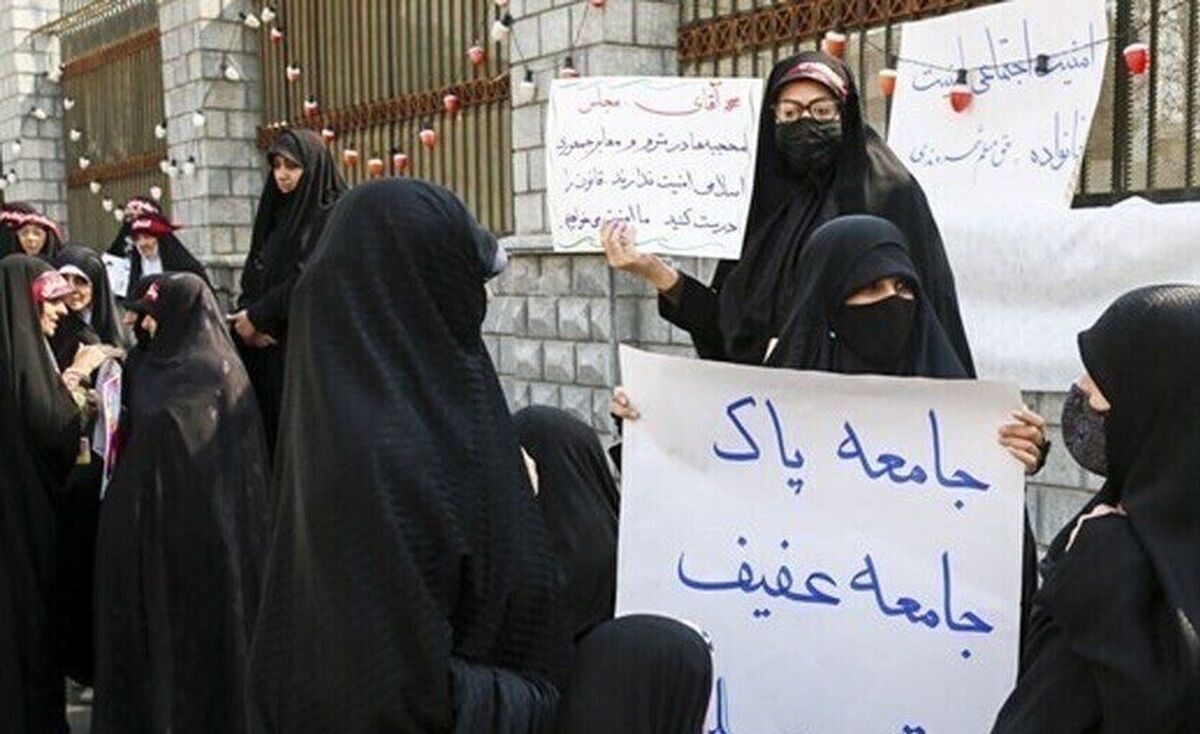 هشدار یادداشت‌نویس روزنامه اعتماد نسبت به محوریت دادن به حجاب زنان در میانه جنگ با آمریکا