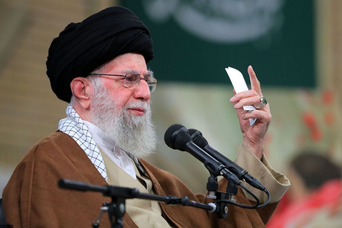 آسمان و ریسمان روزنامه اصولگرا برای تفسیر گزارش «پوچ و مهمل»؛ تذکر رهبر انقلاب به شهید رئیسی نبود بلکه تذکر به شرکت‌های دولتی بود