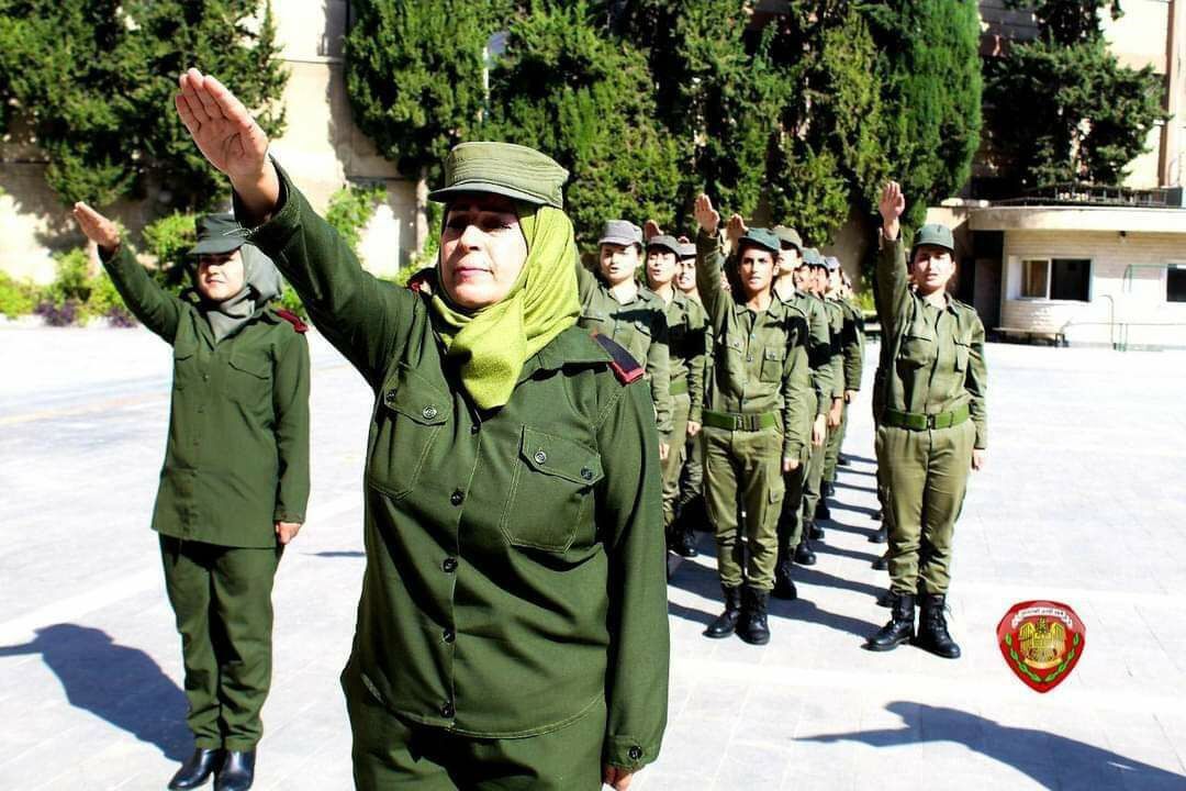 تصاویری از دوره آموزشی پلیس زن دولت سوریه با تصاویر بشار اسد و سلام عجیب نظامی! + عکس