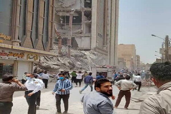 اعزام ۲۰ آمبولانس و بالگرد از اهواز به محل حادثه ریزش آپارتمان در آبادان