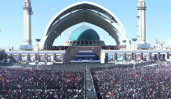 مراسم وداع مردمی با پیکر رهبر شهید در مصلی تهران آغاز شد
