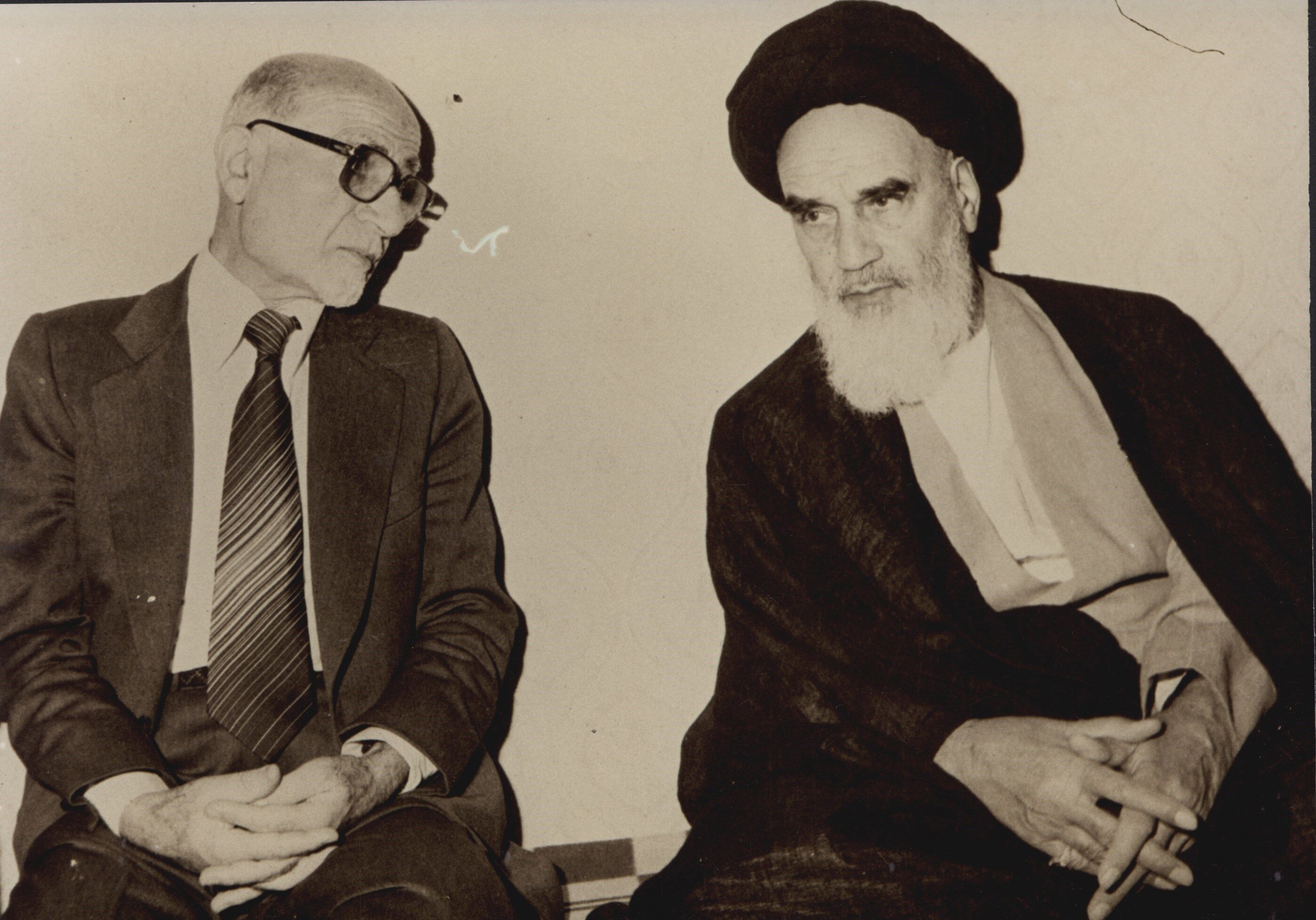 پاسخ مهندس مهدی بازرگان به اصرار امام خمینی و اعضای شورای انقلاب برای پذیرفتن نخست‌وزیری؛ شمر هم به امام حسین یک شب مهلت داد!