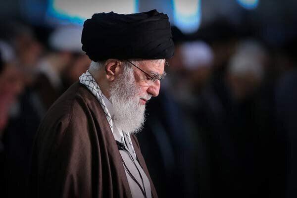 فردا ،رهبر انقلاب بر پیکر رییس جمهور  و همراهانش نماز می خواند