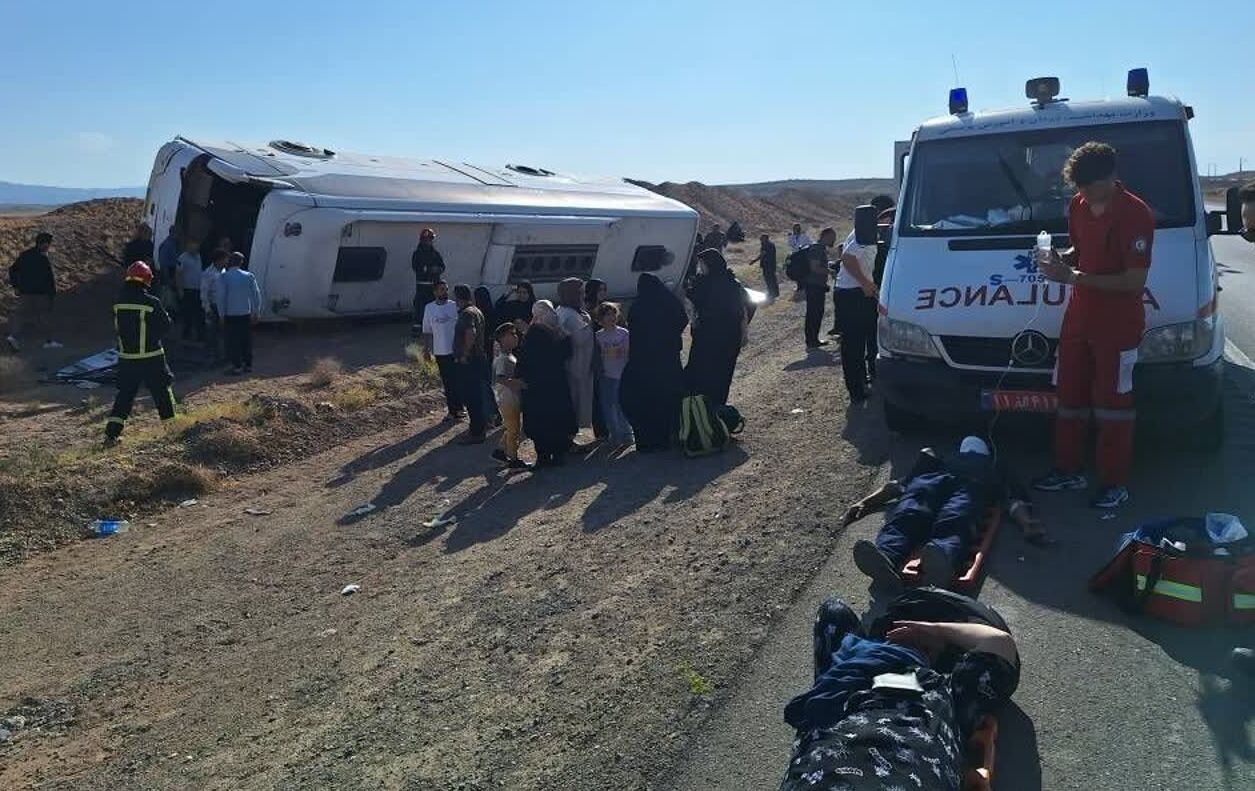 واژگونی اتوبوس در جاده شاهرود - میامی؛ ۱۰ مصدوم به بیمارستان منتقل شدند