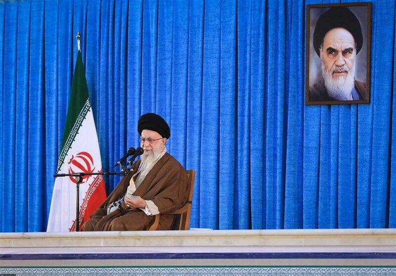 رهبر انقلاب: استقلال ملی یعنی کشور منتظر چراغ سبز یا قرمز آمریکا نباشد؛ یک سرفصل استقلال ملی اصل «ما می‌توانیم» است / در قضیه هسته‌ای، طرحی که آمریکا ارائه کرده صد در صد ضد «ما می‌توانیم» است