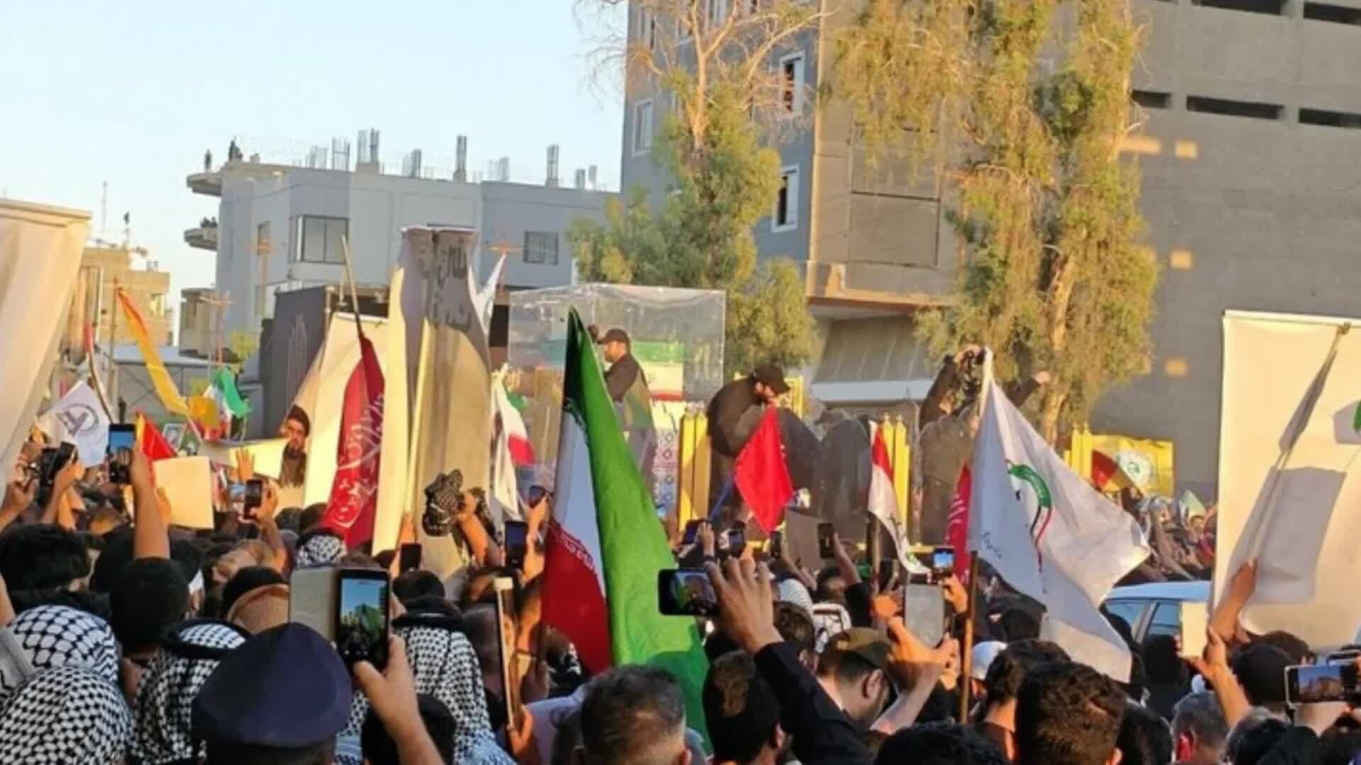 برگزاری مراسم تشییع رهبر شهید انقلاب در میان تجمع گسترده مردمی در نجف/ آیین وداع با حضور عزاداران