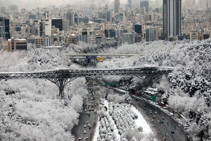 بارش برف و باران در محورهای ۱۳ استان/ تردد در جاده‌های شمالی روان است