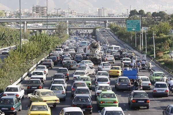 ترافیک پرحجم و سنگین در برخی از معابر و بزرگراه‌های پایتخت